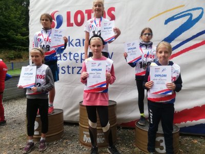 Zawodnicy na podium zawodów Lotos Cup Kids w Bystrej